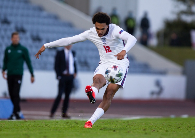 咪咕官网-近3个赛季五大联赛英格兰右后卫创造机会榜：阿诺德132次居首