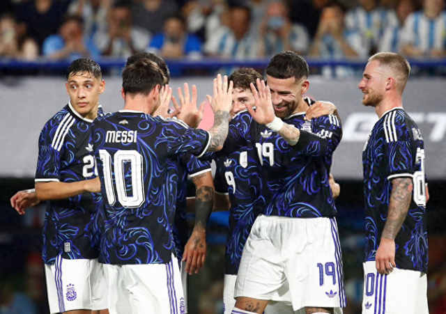 5-0！阿根廷5连胜：梅西破门 主动让点球 38岁老将洒泪告别|莱昂内尔·梅西|尼古拉斯·奥塔门迪|赞比亚|阿尔瓦雷斯|阿尔马达_新浪体育_新浪新闻